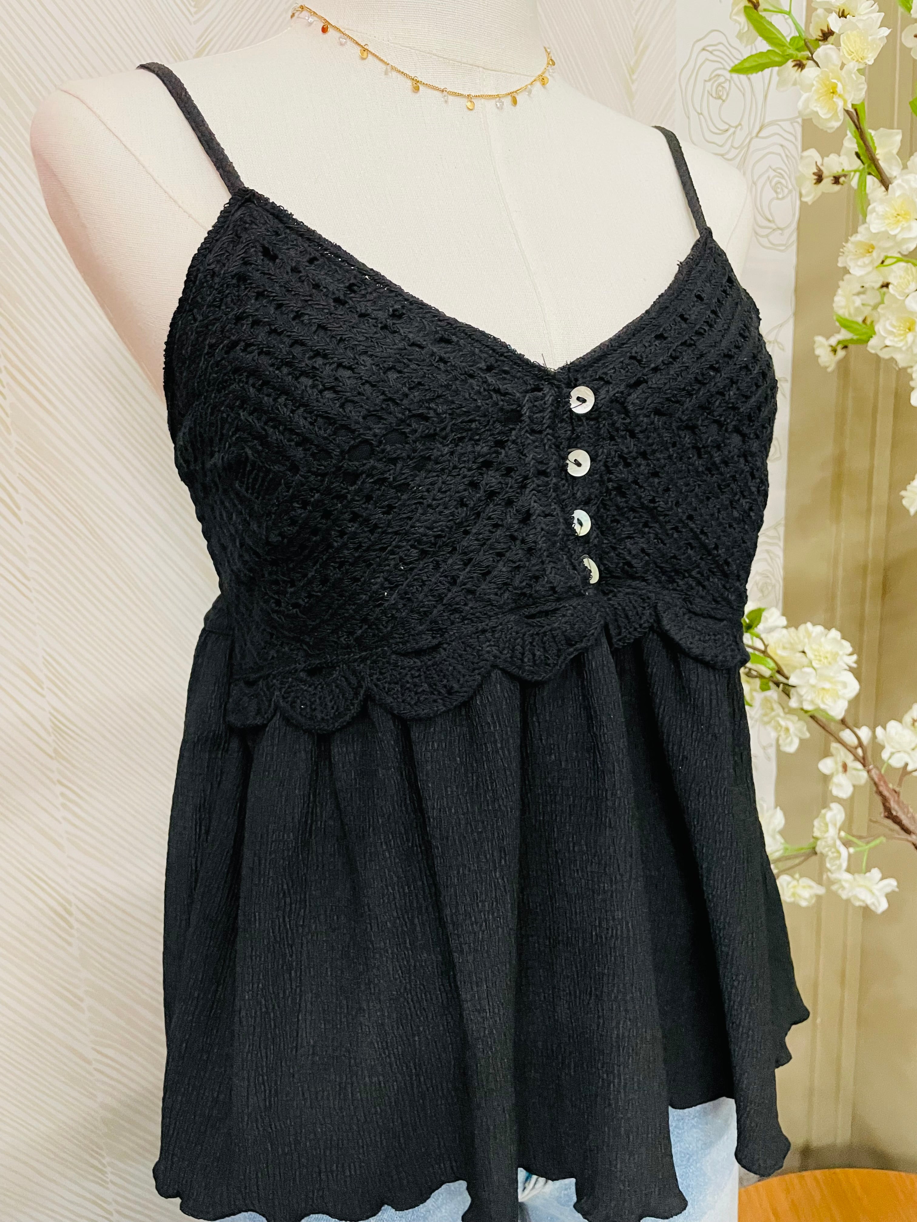 Blk crochet detail top