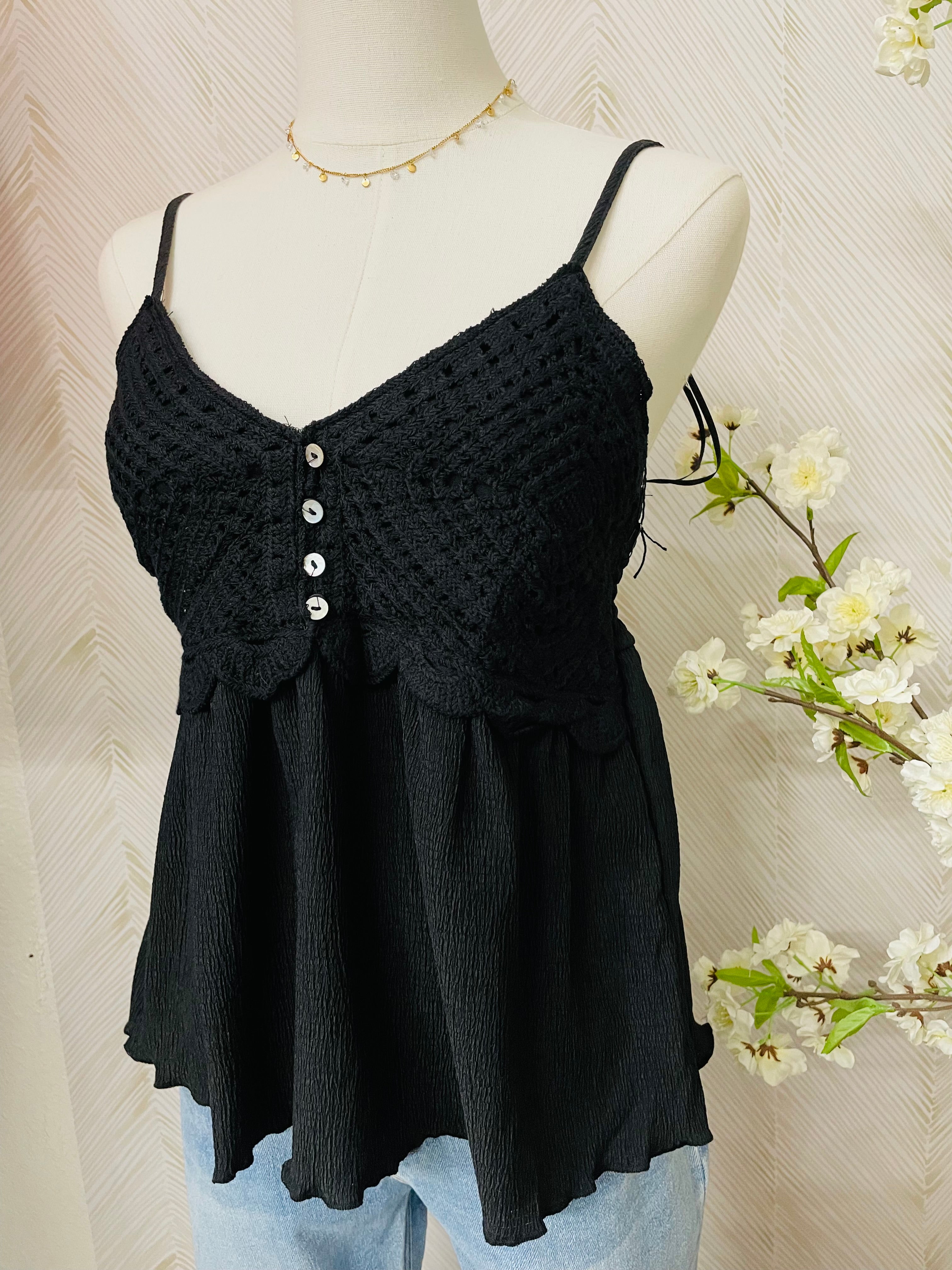 Blk crochet detail top